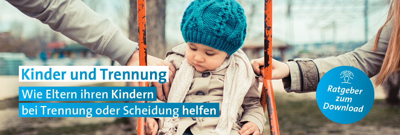 Bild eines Mädchens, das auf einer Schaukel sitzt und von links und rechts festgehalten wird